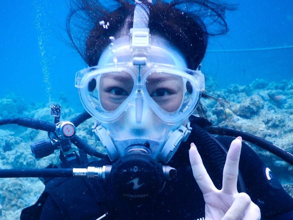 Introductory diving with full-face mask allows breathing through nose and mouth